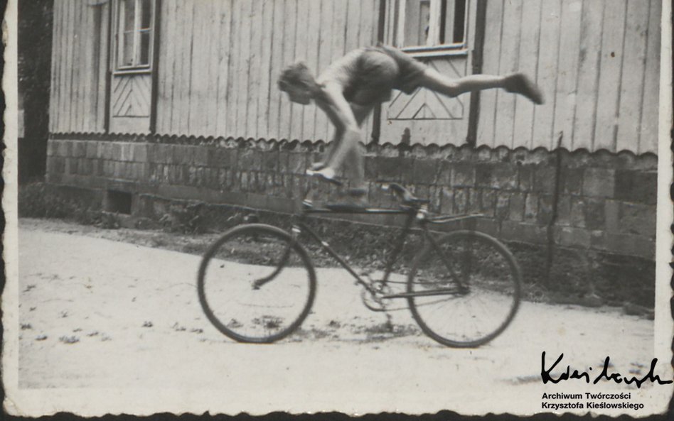 Krzysztof Kieślowski w Sokołowsku, gdzie mieszkał i chodził do szkoły podstawowej