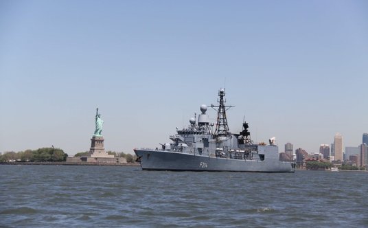 „Lucky Lübeck” na tle Statuy Wolności w Nowym Jorku w 2009 roku.