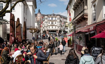 Choć Niemcy są stosunkowo zamożnym krajem, to podwyższona inflacja i zwalniający wzrost płac negatyw