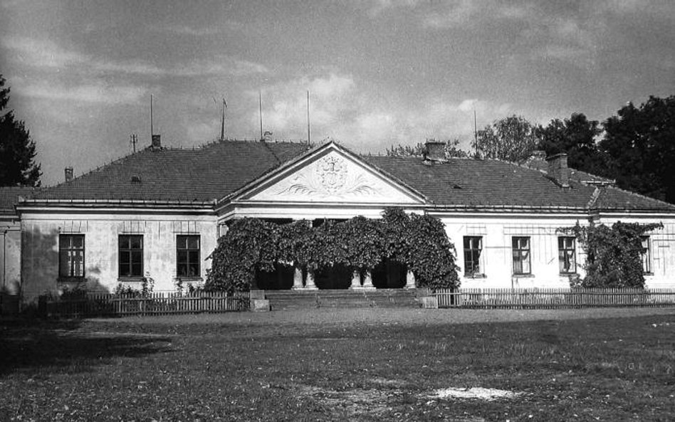 Dłużew. Pierwsza rezydencja zaprojektowana w stylu dworkowym z alkierzami, ukończona w 1902 r. (stan