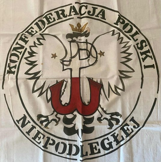 Jeden z nielicznych przetrwałych transparentów KPN z lat 80. XX w.