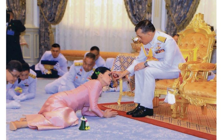 Król Tajlandii Maha Vajiralongkorn i królowa Suthida (czwarta żona władcy) podczas ceremonii ślubnej