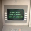 Pracownik utknął w bankomacie. Wysuwał karteczki z prośbą o pomoc