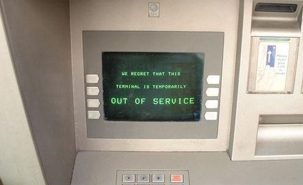 Pracownik utknął w bankomacie. Wysuwał karteczki z prośbą o pomoc