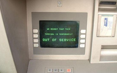 Pracownik utknął w bankomacie. Wysuwał karteczki z prośbą o pomoc