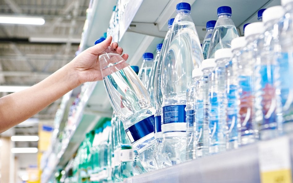 W sklepowej ofercie wód i napojów wciąż nie ma takich w butelkach i puszkach podlegających systemowi