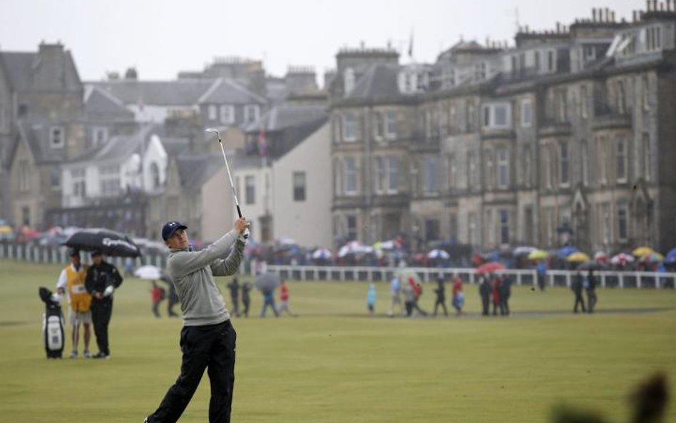 Pole golfowe The Old Course, na którym odbywa się The Open, niemal wchodzi do centrum miasta St. And