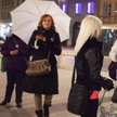 Studentki z białymi parasolkami przekonują na Trakcie Królewskim, że w nocy warto pójść do kościoła