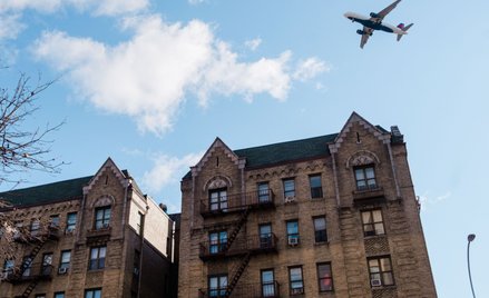 Samolot nad dzielnicą Queens w Nowym Jorku