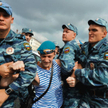 Rosyjski OMON odciąga żołnierza sił powietrznodesantowych, który zbyt zapalił się do idei oczyszczen
