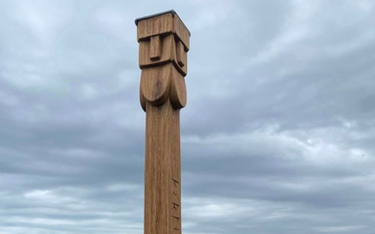 Mierzący 2,5 metra posąg Perkuna stanął pod osłoną nocy na klifie w angielskim hrabstwie Kent. Kto j