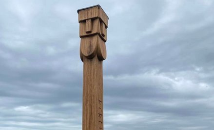 Mierzący 2,5 metra posąg Perkuna stanął pod osłoną nocy na klifie w angielskim hrabstwie Kent. Kto j