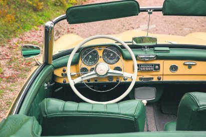 Stylizacja i detale nadwozia są ponadczasowe. Wnętrze zachwyca i jest jak nowe. Wsiąść i jechać!