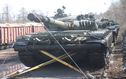 Prawdopodobnie dostawy sprzętu pancernego dla Ukrainy już się rozpoczęły. Na zdjęciach czołgi T-72M1