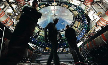 Akcelerator w CERN na granicy Szwajcarii i Francji to największe urządzenie na świecie