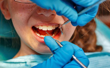 Gabinety dentystyczne w szkołach pozbawią plomb dorosłych
