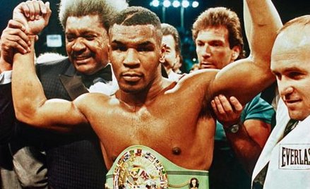 Mike Tyson z mistrzowskimi pasami federacji WBC i WBA. 1987 r.