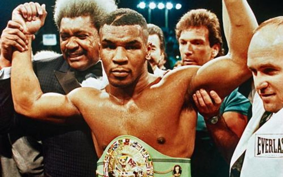 Mike Tyson z mistrzowskimi pasami federacji WBC i WBA. 1987 r.