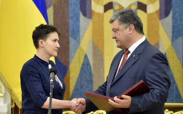 Prezydent Ukrainy Petro Poroszenko wręcza Nadii Sawczenko "Złotą Gwiazdę Bohatera Ukrainy", 25 maja 