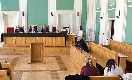 Pracownik i pracodawca w sądzie: przegrywający spór traci podwójnie