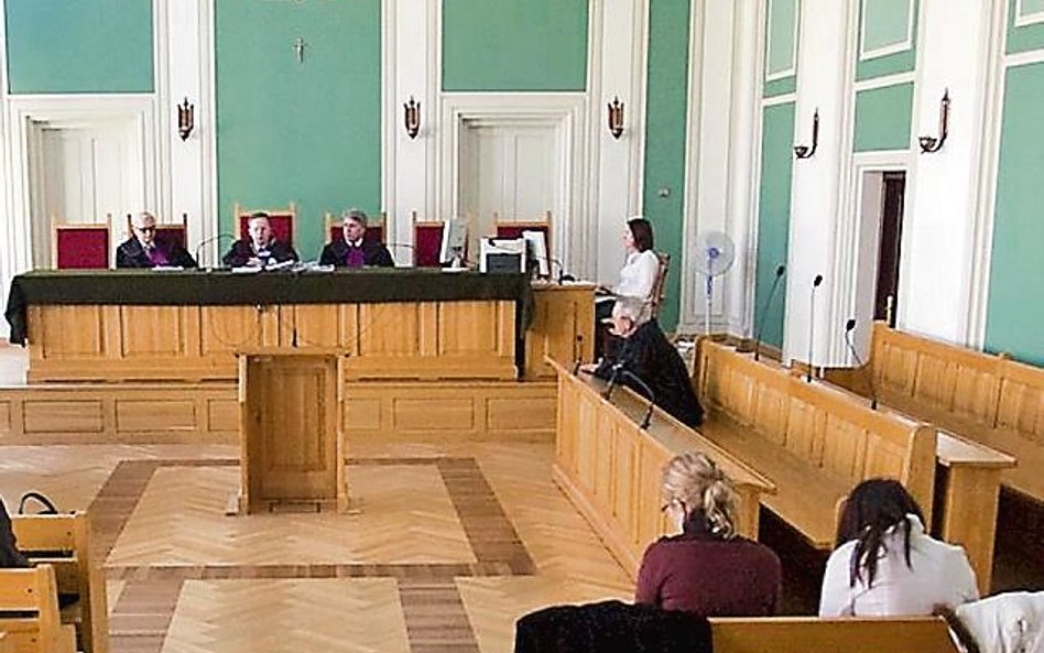 Pracownik i pracodawca w sądzie: przegrywający spór traci podwójnie