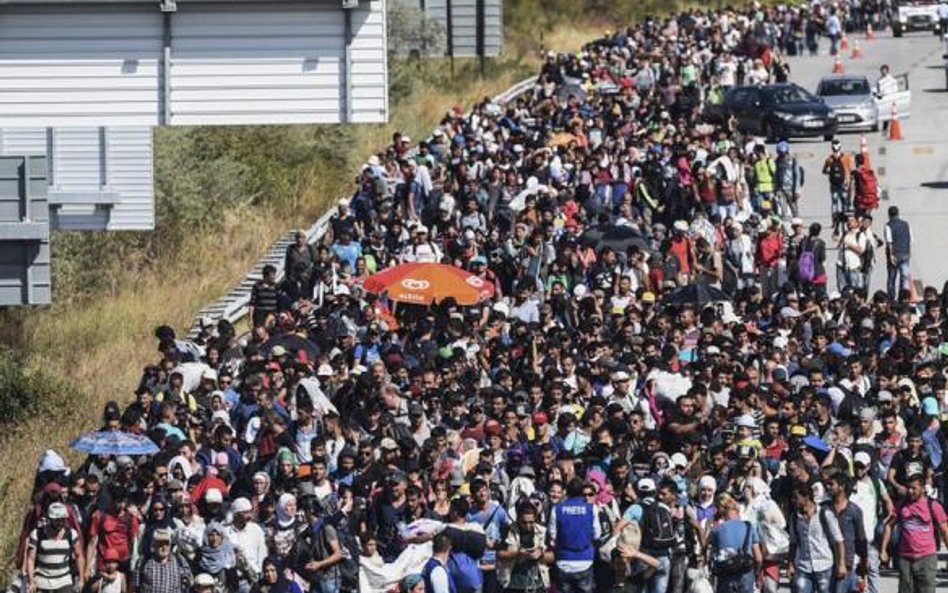 Autostrada do Unii Europejskiej. Imigranci korzystający z tureckiej drogi pod Stambułem zbliżają się