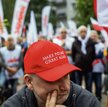 Demonstrant w czapce z napisem „Make Poland great again” protestuje przed Sejmem RP w Warszawie, 10 