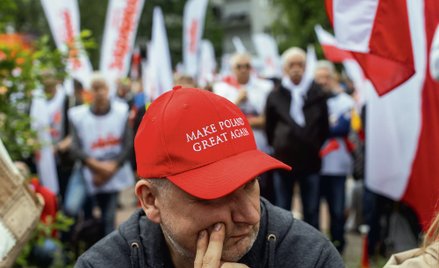 Demonstrant w czapce z napisem „Make Poland great again” protestuje przed Sejmem RP w Warszawie, 10 