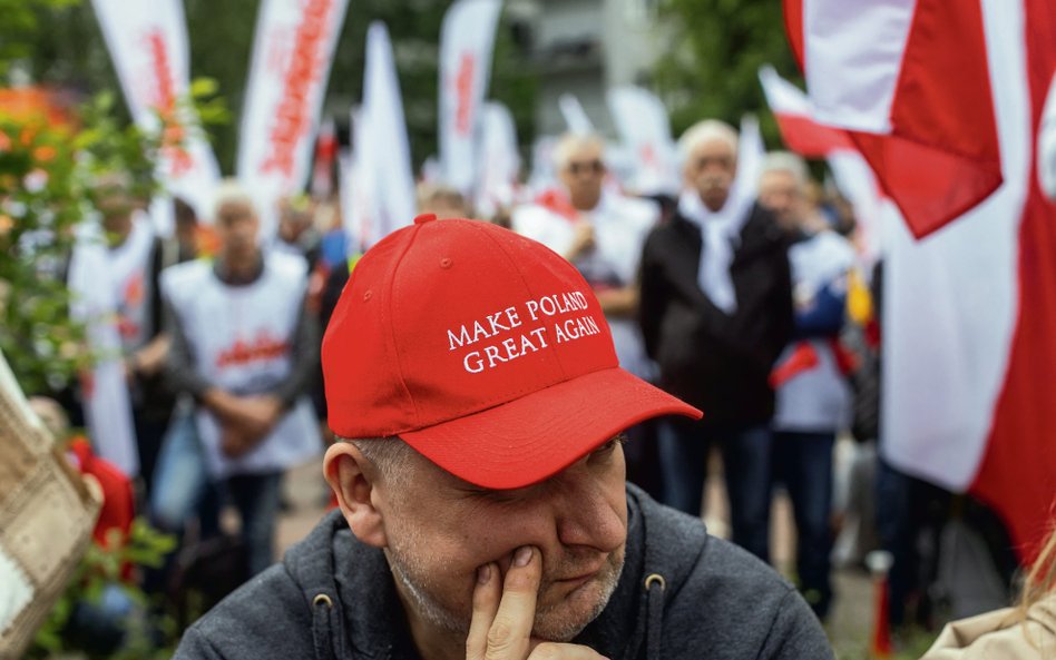 Demonstrant w czapce z napisem „Make Poland great again” protestuje przed Sejmem RP w Warszawie, 10 