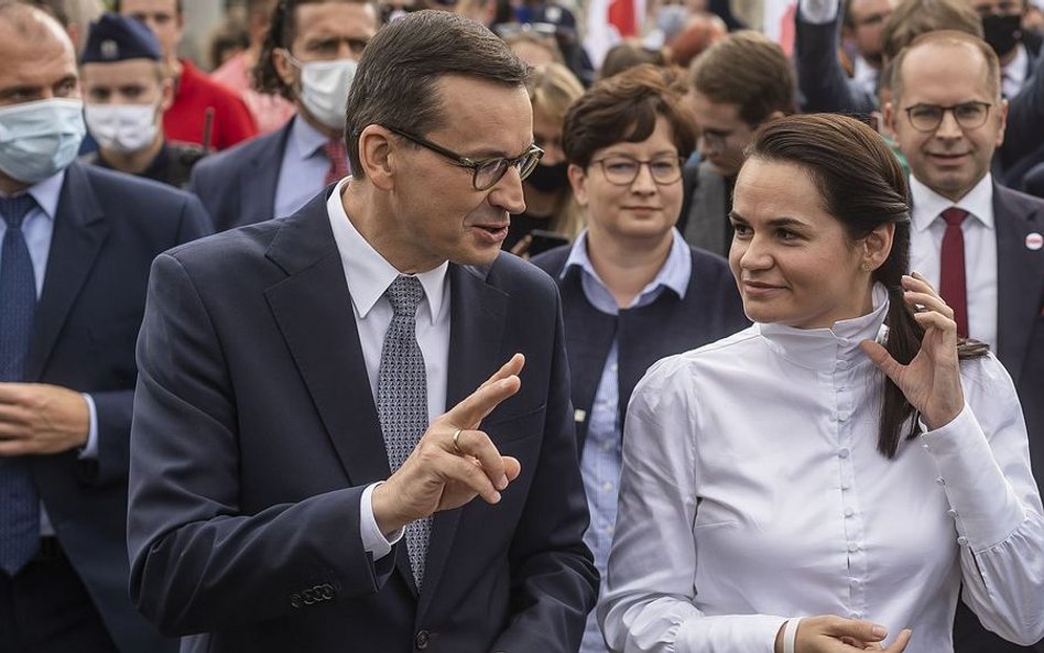 Premier Mateusz Morawiecki i Swiatłana Cichanouska po wizycie na Uniwersytecie Warszawskim