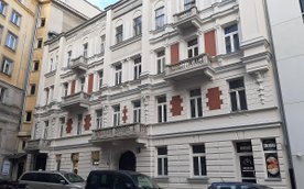 Efekt dwu etapowej rekonstrukcji elewacji przy Koszykowej 30. Zwieńczenie zostanie odtworzone w kole