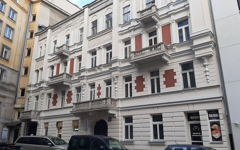 Efekt dwu etapowej rekonstrukcji elewacji przy Koszykowej 30. Zwieńczenie zostanie odtworzone w kole