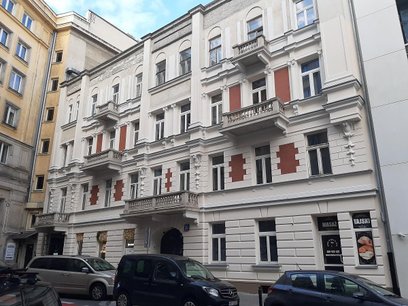 Efekt dwuetapowej rekonstrukcji elewacji przy Koszykowej 30. Zwieńczenie zostanie odtworzone w kolej