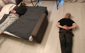 Gdy funkcjonariusze weszli pod wskazany adres, zastali tam dwóch młodych mężczyzn w wieku 23 i 24 la