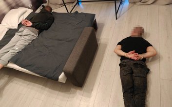 Gdy funkcjonariusze weszli pod wskazany adres, zastali tam dwóch młodych mężczyzn w wieku 23 i 24 la