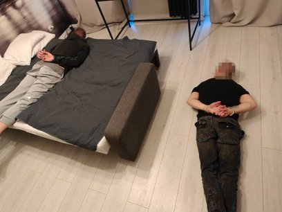 Gdy funkcjonariusze weszli pod wskazany adres, zastali tam dwóch młodych mężczyzn w wieku 23 i 24 la