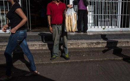 Sprzedawca canillas, najpopularniejszego chleba w Wenezueli