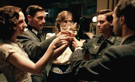 Pięcioro przyjaciół bohaterów filmu „Nasze matki, nasi ojcowie” niemieckiej telewizji wywołującego k