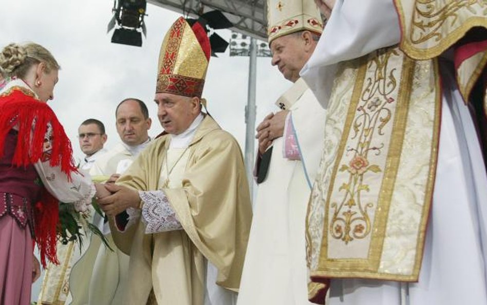 Abp Józef Kowalczyk właśnie osiągnął wiek emerytalny. Kard. Stanisław Dziwisz 75 lat skończy w kwiet