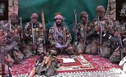 Nagranie z września 2013 roku. Abubakar Shekau (w środku), nowy przywódca Boko Haram, ma powód do dr