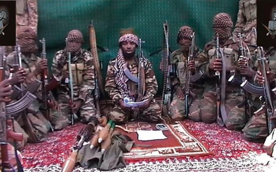 Nagranie z września 2013 roku. Abubakar Shekau (w środku), nowy przywódca Boko Haram, ma powód do dr