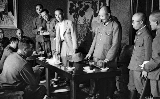 Dowództwo japońskiej Armii Kwantuńskiej omawia warunki kapitulacji z radzieckim generałem pułkowniki