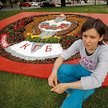 Praca Mariny Napruszkiny to ułożone z kwiatów i kamieni godło białoruskiego KGB
