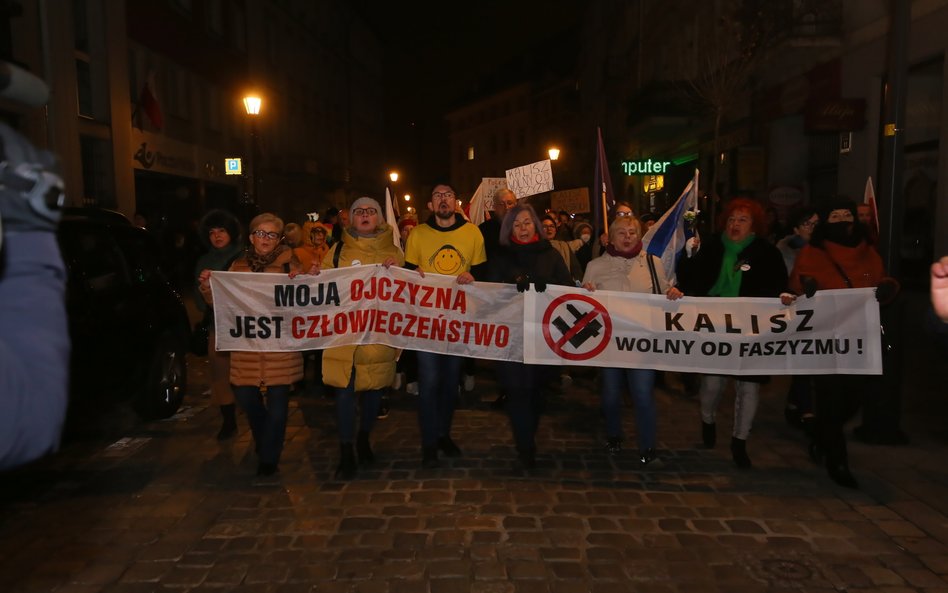 Manifestacja pod hasłem "Kalisz wolny od faszyzmu". Manifestacja jest odpowiedzią na marsz środowisk