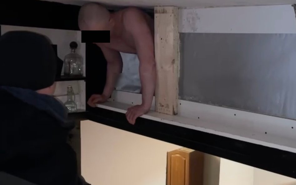 42-letni mieszkaniec Otwocka ukrył się przed policją w schowku pod sufitem