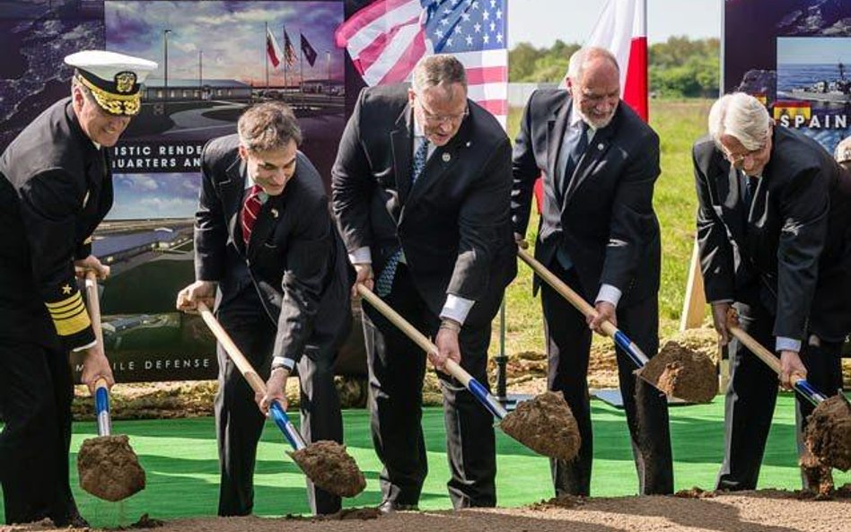 Oficjele z Polski i USA symbolicznie rozpoczęli budowę bazy w Redzikowie w maju 2016 r.