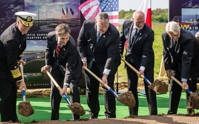Oficjele z Polski i USA symbolicznie rozpoczęli budowę bazy w Redzikowie w maju 2016 r.