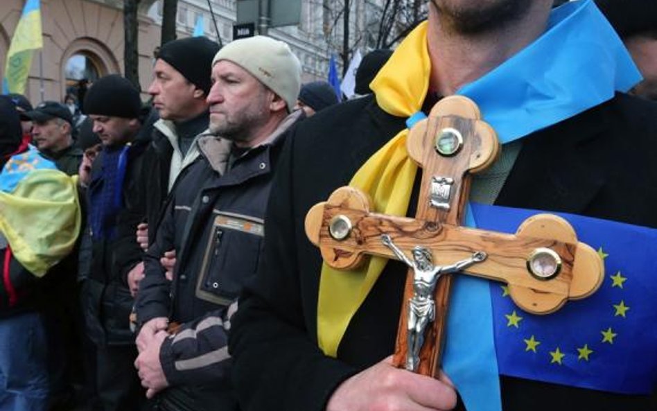 Demonstranci pod parlamentem domagali się odwołania rządu. Deputowani nie posłuchali