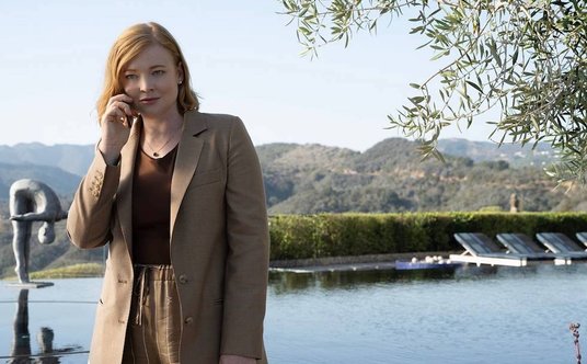 Jeśli chodzi o estetykę, w pierwszym odcinku czwartego sezonu „Sukcesji” nie ma zaskoczeń. Scenograf