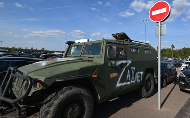 Rosyjski pojazd wojskowy z symbolem rosyjskiej agresji na Ukrainie